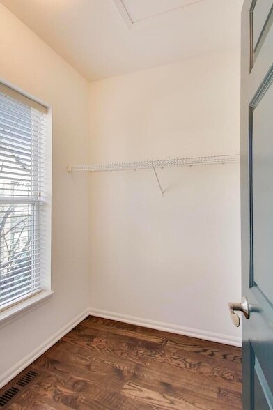 Building Photo - 513 Grove Ln