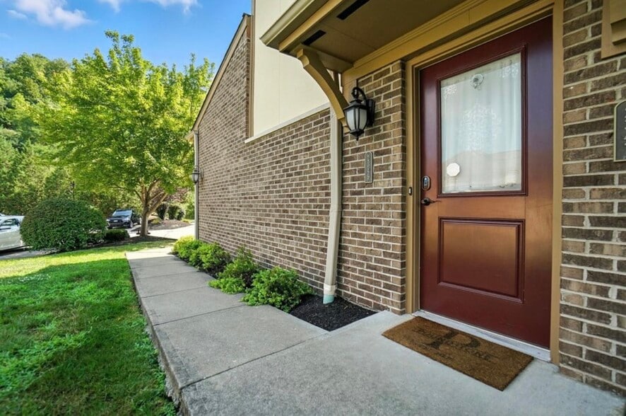 Building Photo - 2349 Rolling Hills Dr