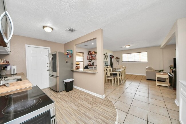 Building Photo - 2806 Oak Dr