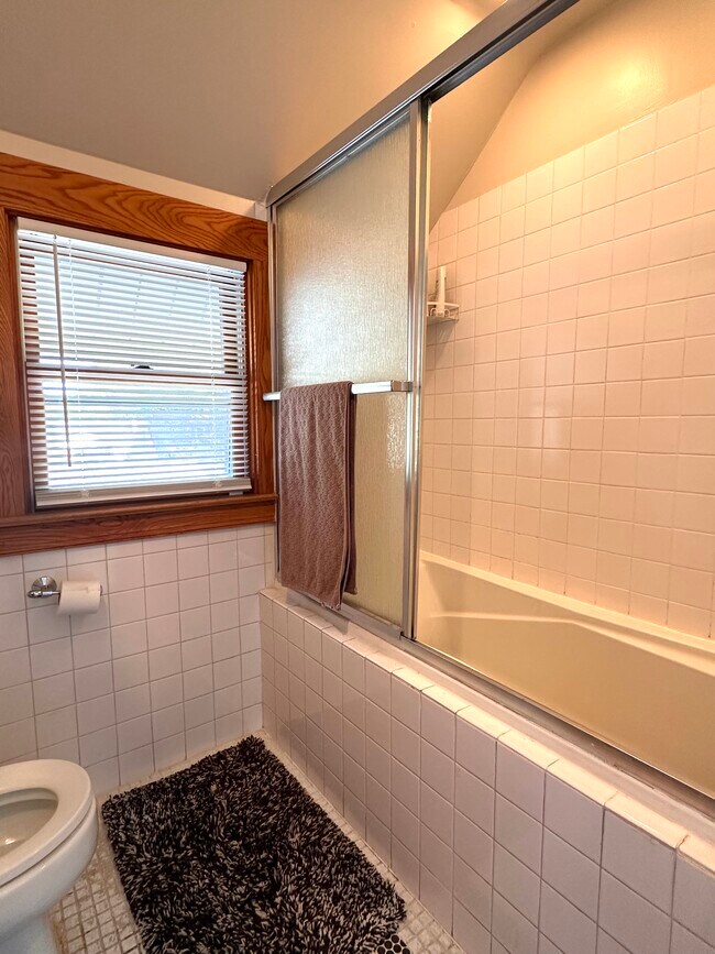 Nice big bathtub! - 6029 Portland Ave
