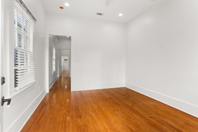 Building Photo - 713 Valence St