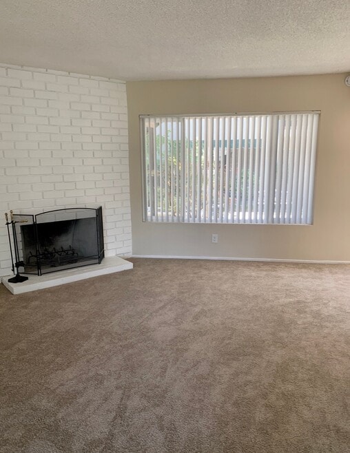 Building Photo - 220 E Live Oak St