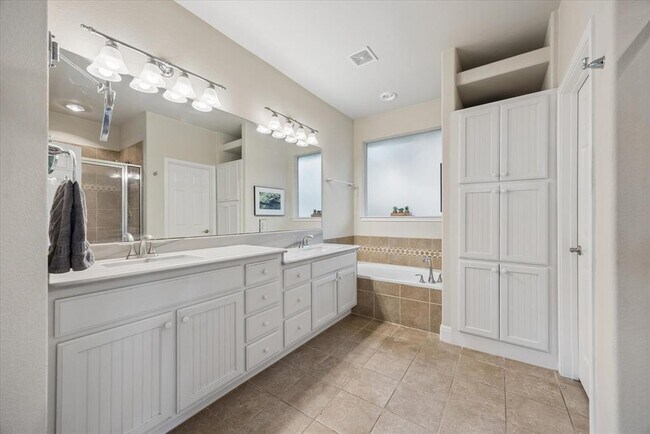 Building Photo - 313 S Flamingo Dr