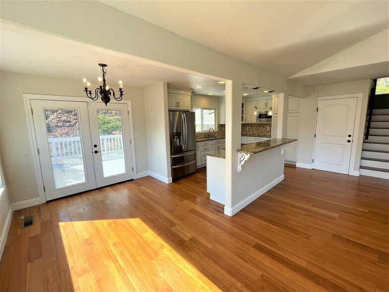 Building Photo - 631 Skyline Dr