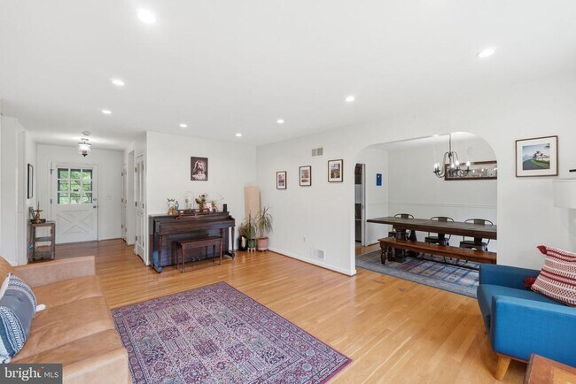 Building Photo - 9809 Sunset Dr