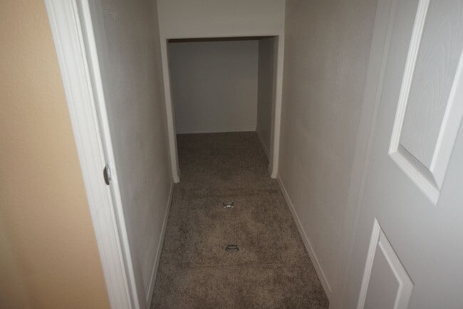 Building Photo - 4 bedroom Orenco Garden pet friendly house