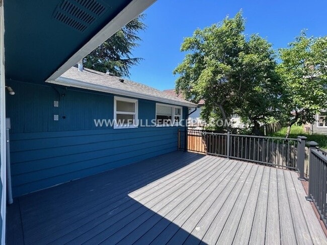 Building Photo - Exceptional South Beacon Hill 3 BD 2 BA! Huge Deck!