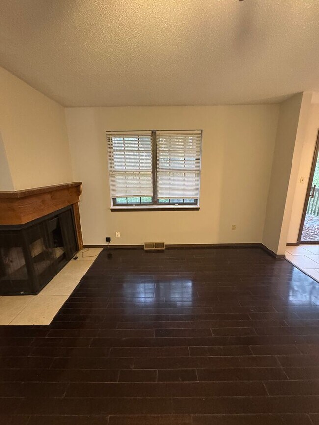 Building Photo - 2008 Juniper Dr