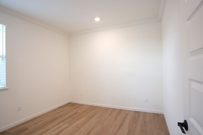 Building Photo - Stunning 4-bedroom 2.5 bathroom