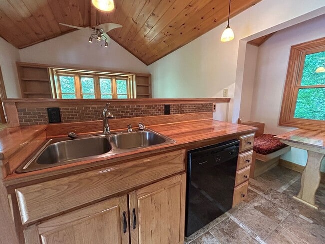 Building Photo - East AVL - Beautiful Zen Garden Apt with Sauna!