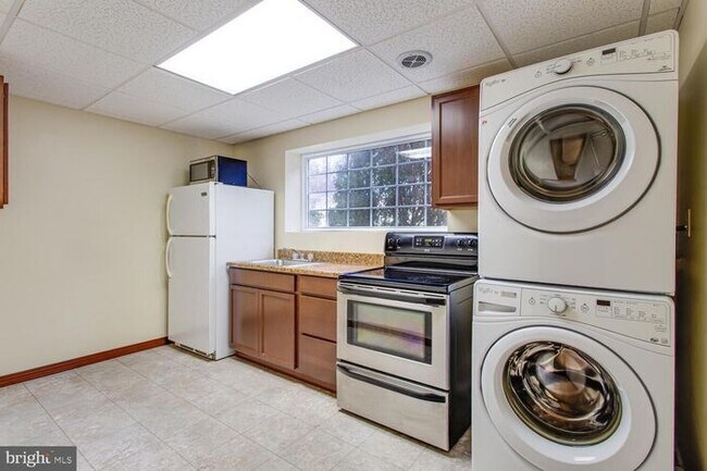 Building Photo - Brick Split Foyer With Large Backyard, 2 K...