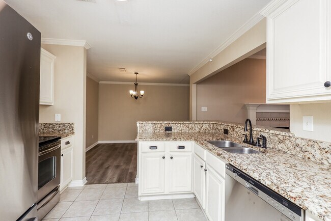 Building Photo - 3000 Huntington Ct