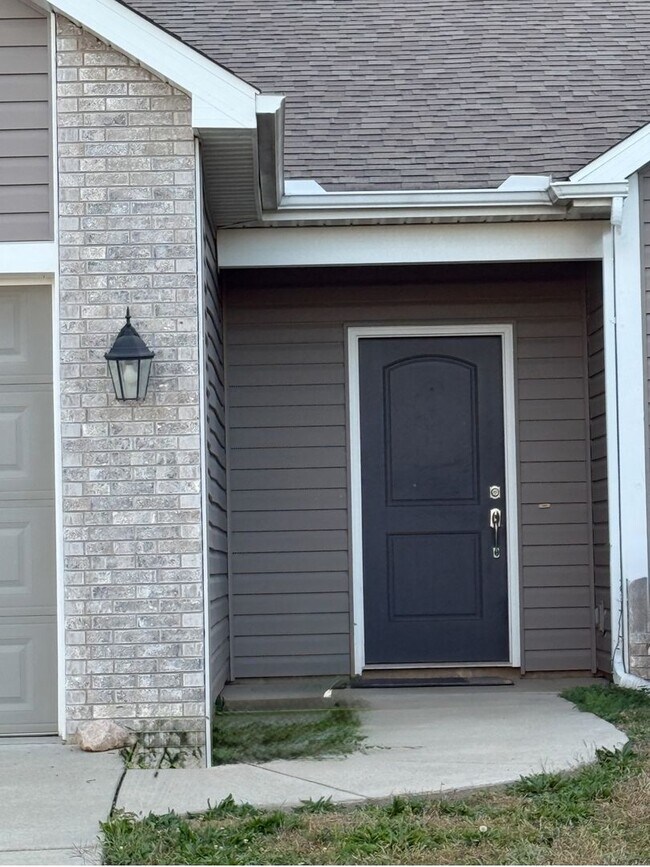 Building Photo - Blackthorne Community...3 Bedroom 2 Bath