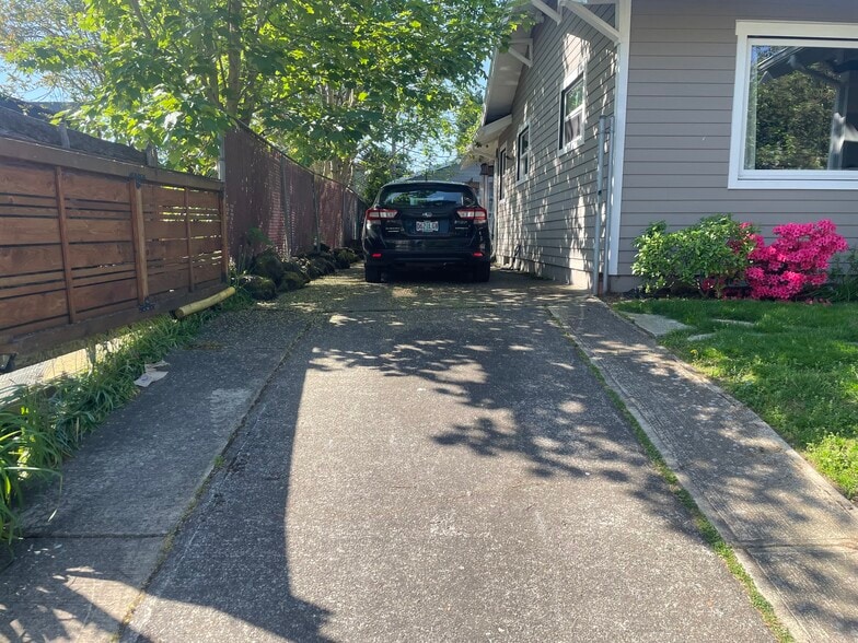 Driveway - 824 N Killingsworth Ct