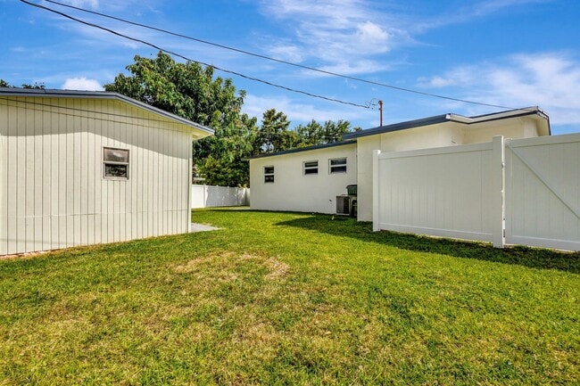 Building Photo - 1335 Lee St