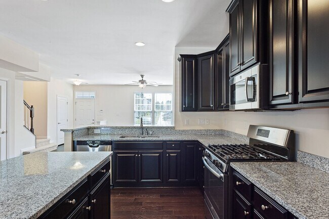 Building Photo - BEAUTIFULLY RENOVATED TOWNHOME IN MECHANICSVILLE