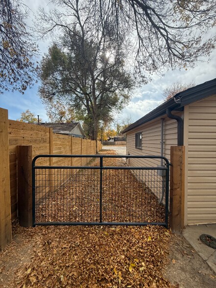 Building Photo - 2424 W Mulberry St