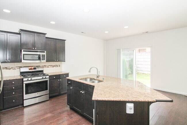 Building Photo - Spacious Rental! 3bed 3bath 2039sf 2 Car Garage A/C + Bonus Room