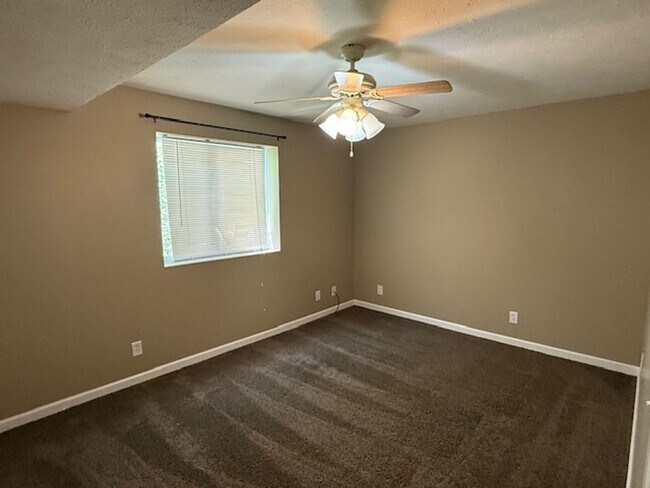 Building Photo - 417 DAHLIA