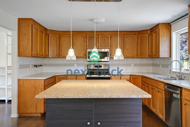 Building Photo - "Spacious 4-Bedroom Haven with 2.5 Baths in Everett – 2,424 Sq Ft of Comfort!"