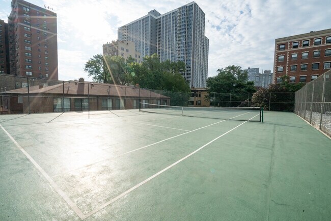 Building Photo - 4343 N Clarendon Ave