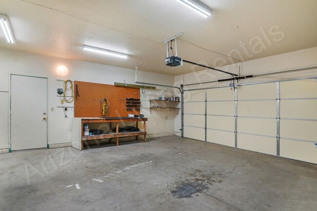 Building Photo - SPACIOUS 3 BEDROOM HOME