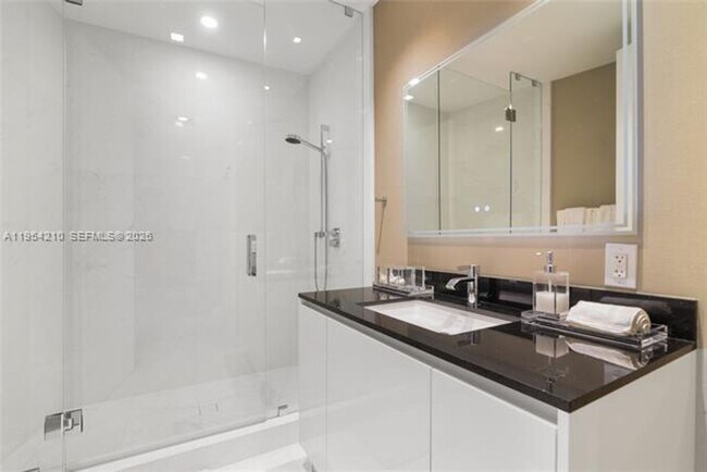 Building Photo - 18555 Collins Ave