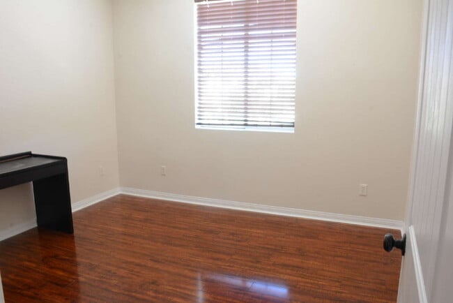 Building Photo - "Spacious 4-Bedroom Oasis with Granite Touches and Cozy Fireplace in Las Vegas!"