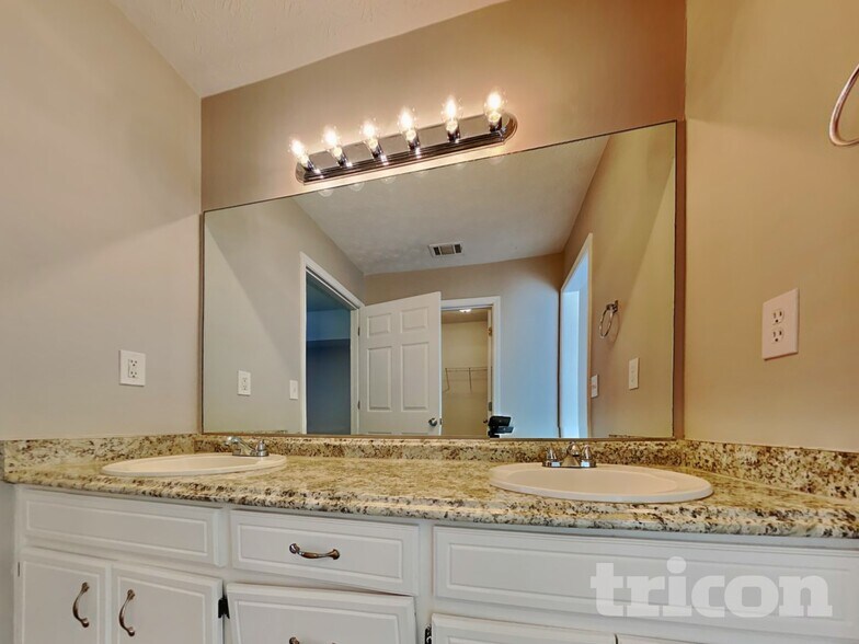 Building Photo - 523 Ashton Manor Dr