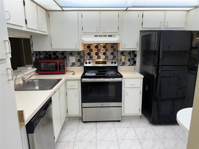 Building Photo - 6575 W Oakland Park Blvd