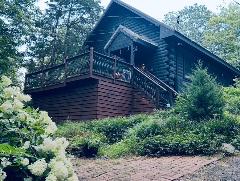 Lovely log cabin - 93 Shepard Ave