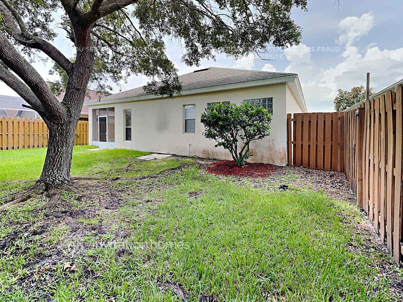 Building Photo - 1888 Sun Gazer Dr