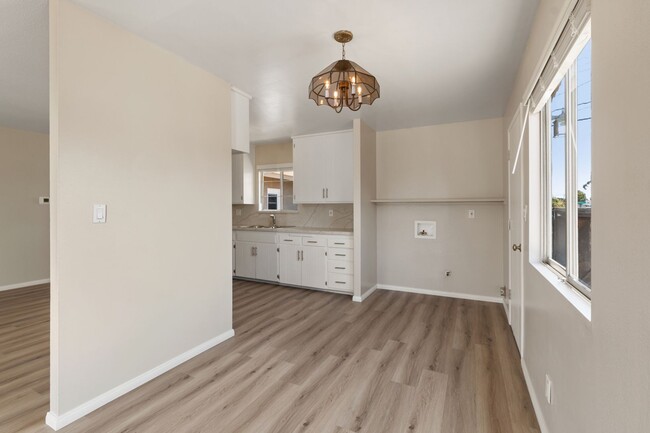 Building Photo - Gorgeous remodeled 3bd 2 bath home availab...