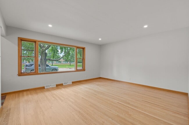 Building Photo - 815 N Roosevelt Ave