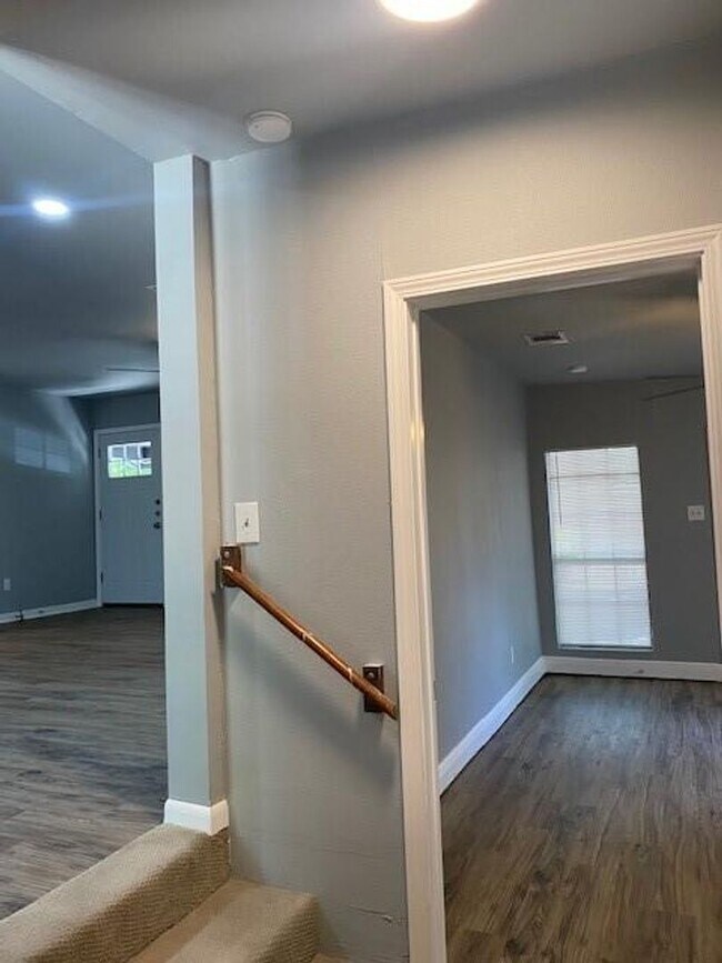 Building Photo - Circle S Rd.