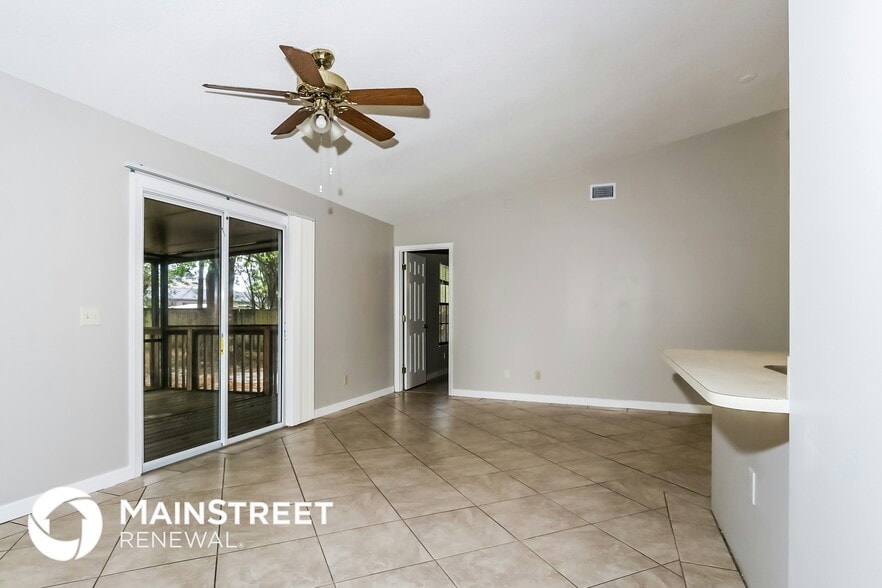 Building Photo - 1301 SW Chase Rd