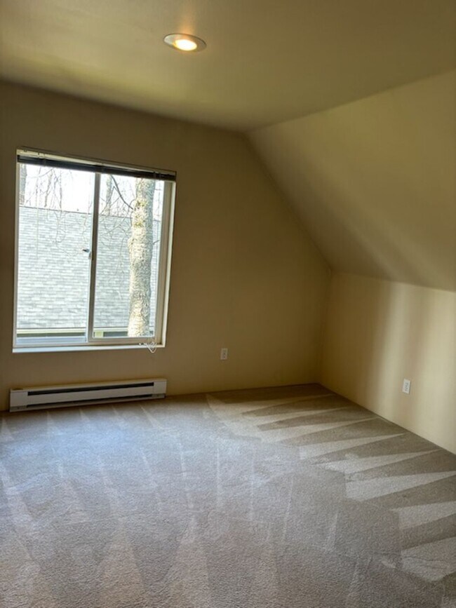 Building Photo - Welcome to this charming and inviting 3-bedroom, 1.5-bath home