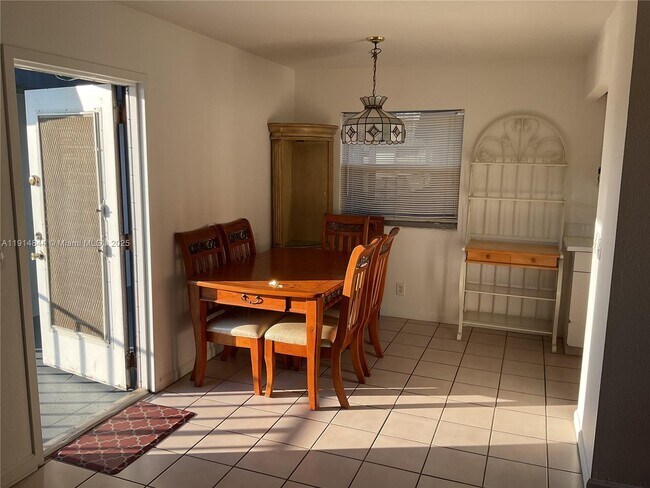 Building Photo - 516 Saxony Dr