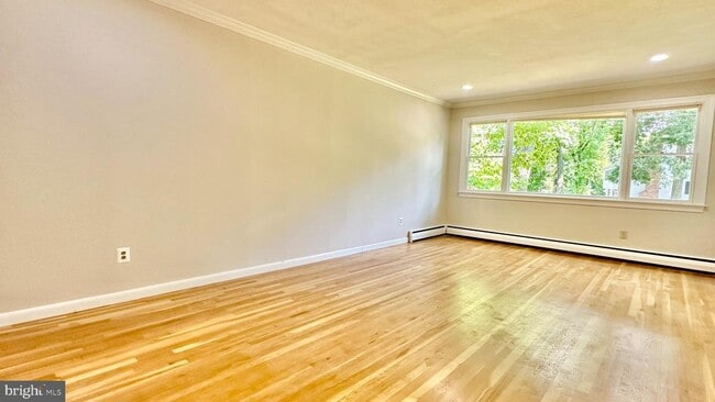 Building Photo - 396 Riverside Dr