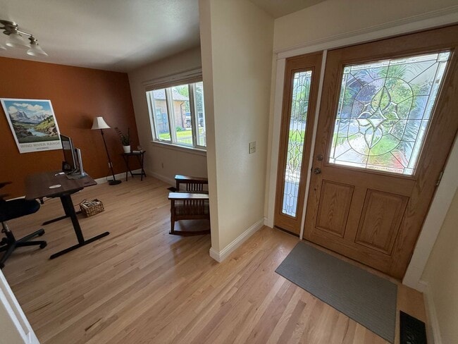 Building Photo - 3 Bed 2 Bath Large Beautiful Home