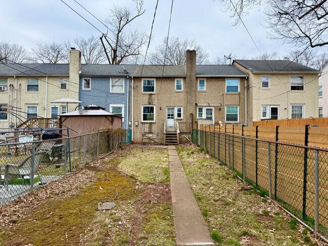 Building Photo - 2BD/1BA Townhome