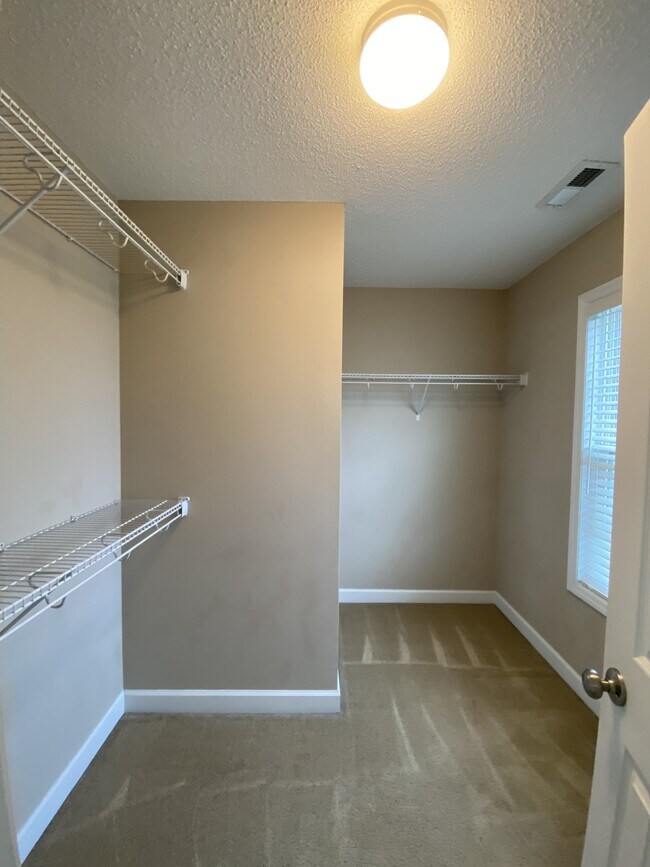 Building Photo - 730 Northview Dr
