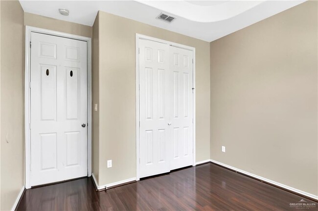 Building Photo - 516 Hackberry Ave