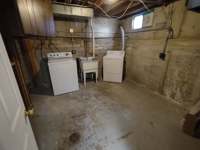 Building Photo - ALL PROSPECTIVE TENANTS MUST SUBMIT A $58 ...
