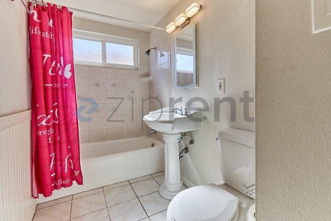 Building Photo - 915 N Holly St