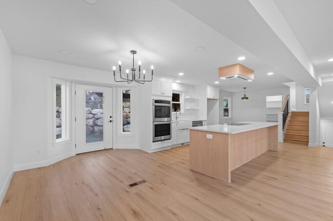 Building Photo - Elevated 5-Bedroom Home in Sandy, UT with Mountain Views!