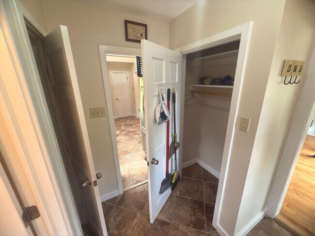 Building Photo - Charming 3-Bedroom Home + Bonus Room in Prime Niskayuna Location!
