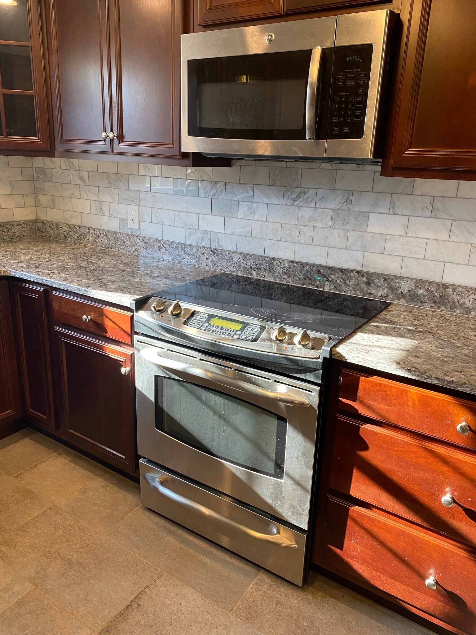 Glass stovetop, oven and microwave - 415 Wayne Duke Rd