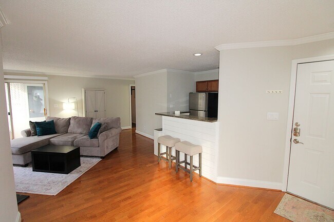 Building Photo - Furnished Elizabeth Condo!
