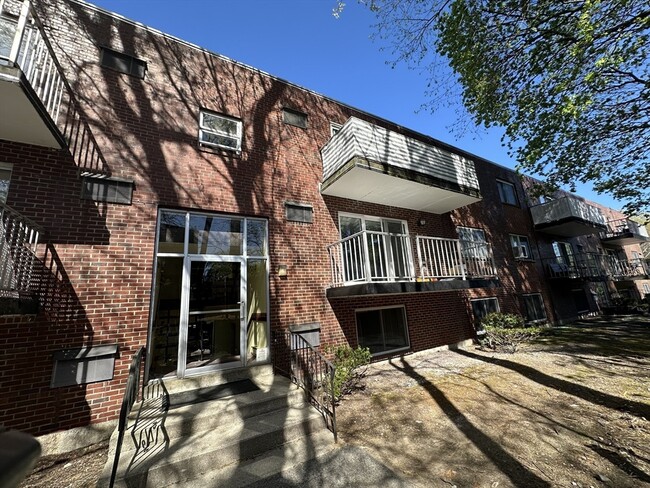 Building Photo - 31 Hamlin Ln